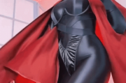 小姊姊晒《絲之歌》大黃蜂COS：黑緊身衣性感迷人
