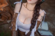 小姐姐COS《怪獵荒野》阿爾瑪：溫柔知性盡顯性感
